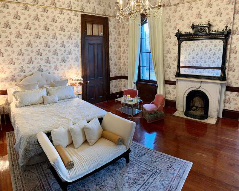 Lanaux #2 king bedded room with daybed and private balcony