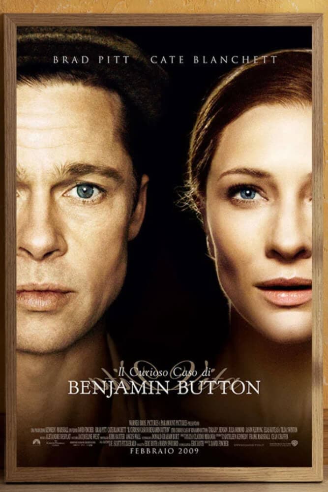 Movie poster for "Il curioso caso di Benjamin Button" featuring two close-up portraits of Brad Pitt and Cate Blanchett.