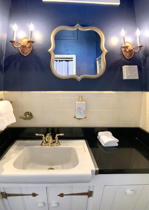 COTTAGE - Bathroom sink and mirror