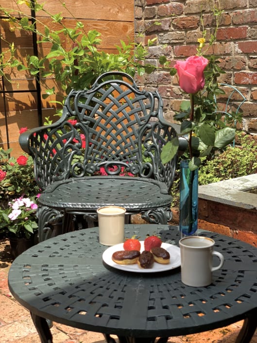COTTAGE - Courtyard table with rose, pastries, coffees