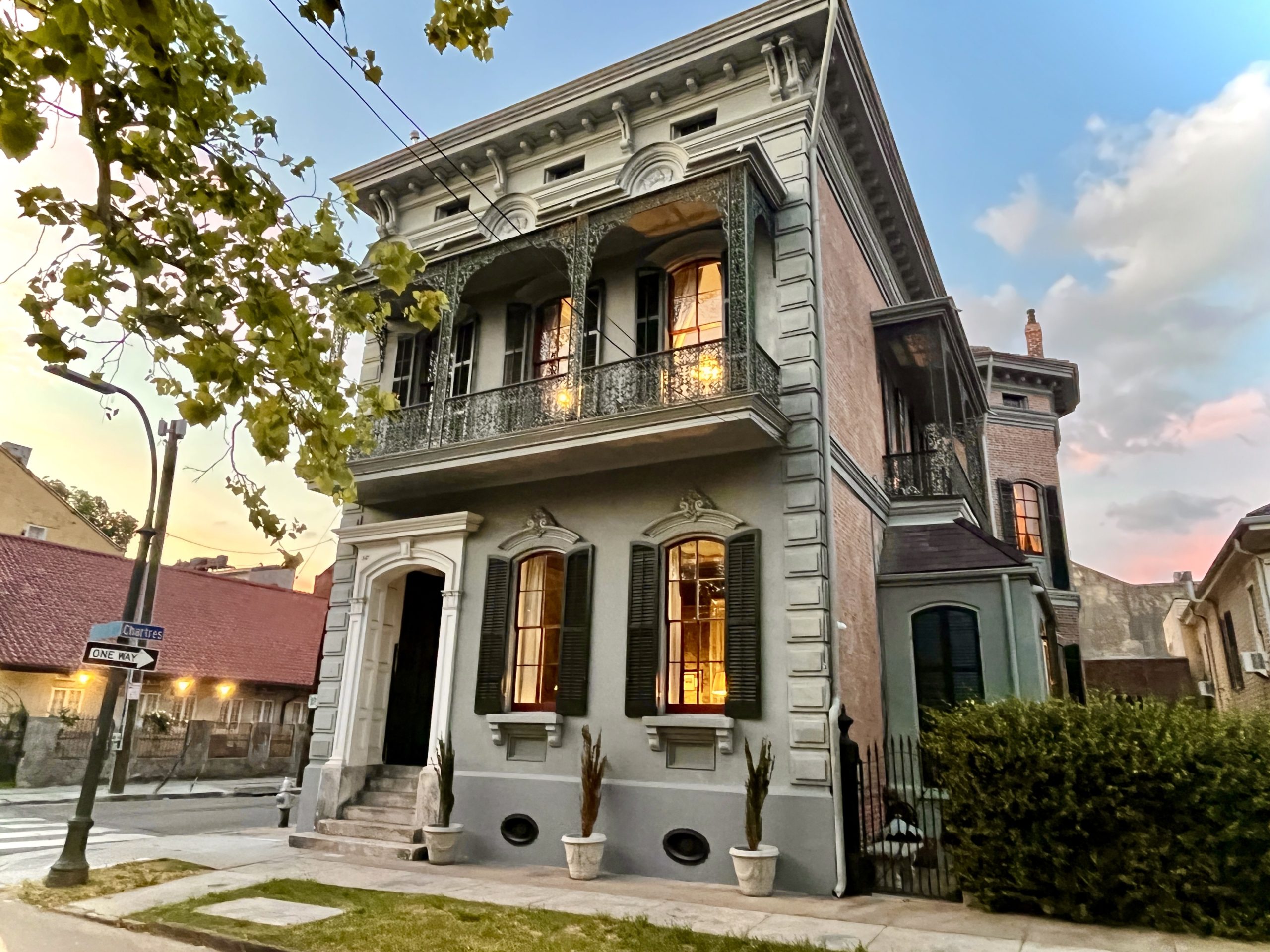 Luxury Suites - The Lanaux Mansion